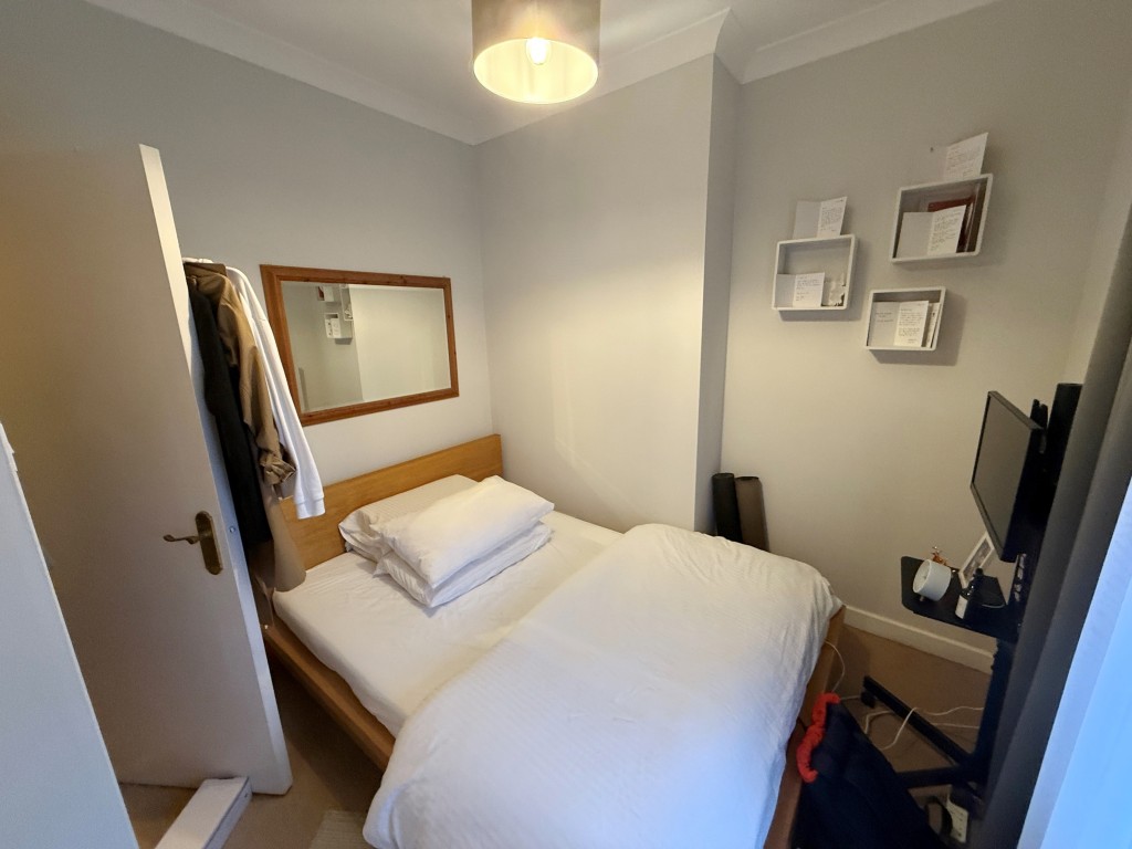 Lot: 61 - BLOCK OF FIVE FLATS FOR INVESTMENT IN TOWN CENTRE - Flat 4 bedroom